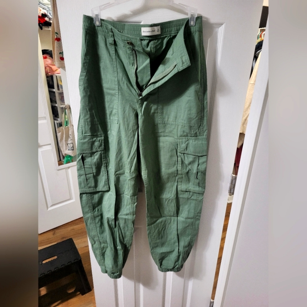 Perfect size4 Abercrombie & Fitch baggy green cargo pant with tapered ankle